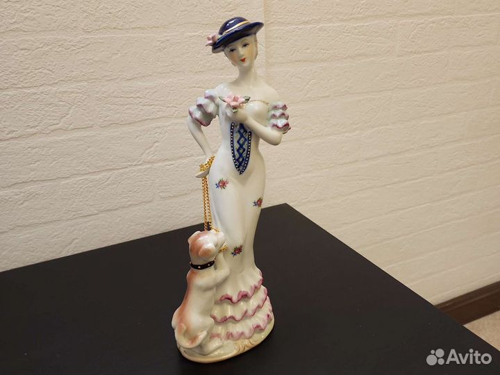 Статуэтка дама с собачкой