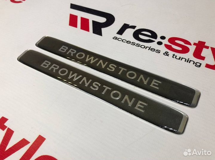 Эмблема Brownstone Серая