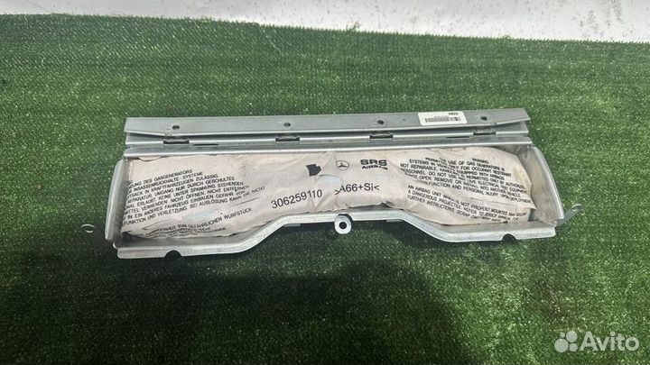 Подушка безопасности колен Mercedes W204