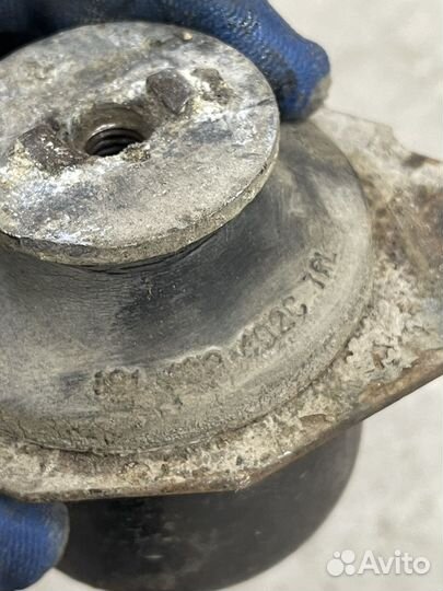 Подушка двигателя левая Passat B3