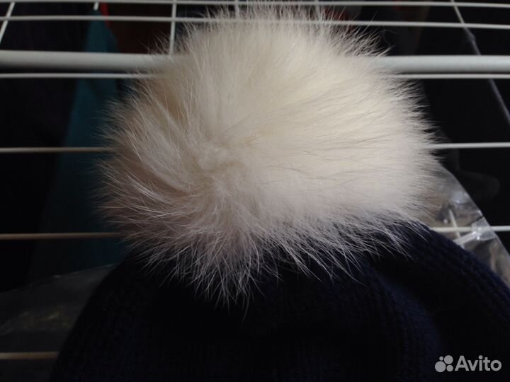 Теплая шапка с меховым помпоном и стразами