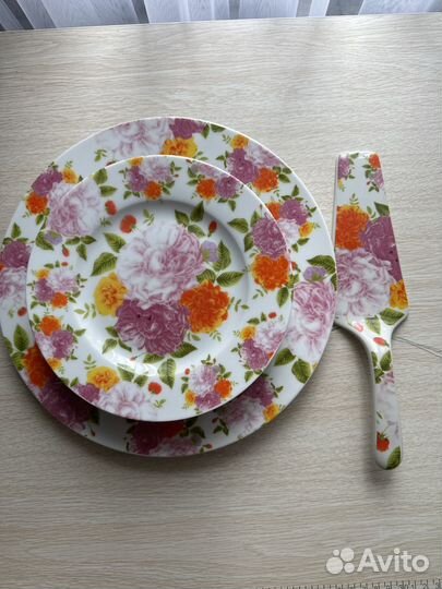 Набор фарфоровых тарелок