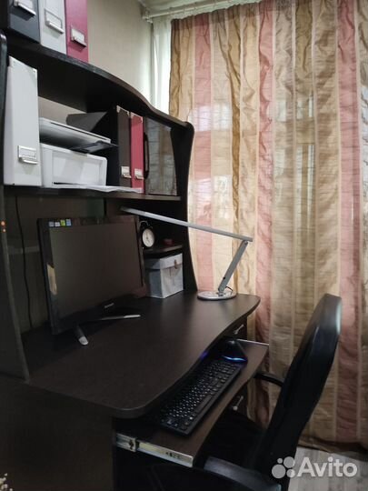 Компьютерный стол с надстройкой