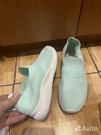 Кроссовки женские