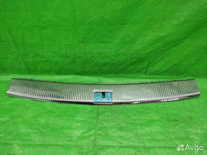 Накладка на замок багажника зад. Volkswagen Touare