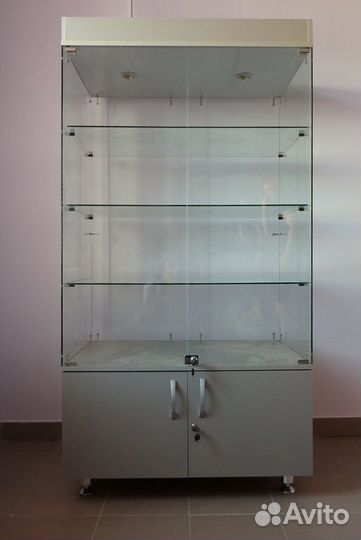 Витрина стеклянная с крышей и подсветкой