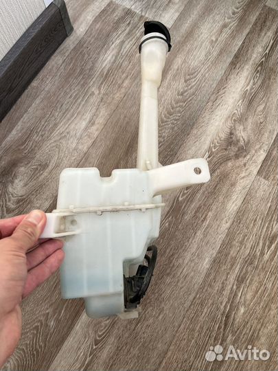 Продам бочек стеклоомывателя на Toyota Allion 260