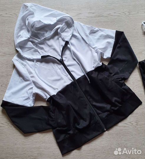 Костюм спортивный женский чёрный с белым