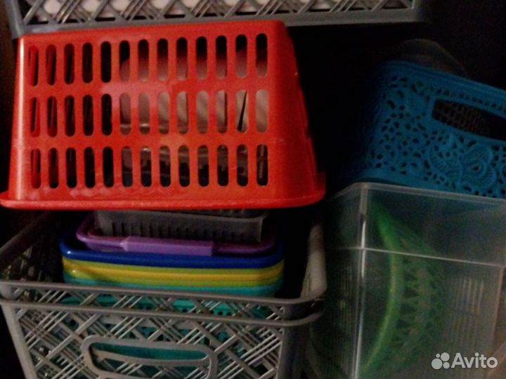 Корзинки пластиковые и жестяные банки много разных