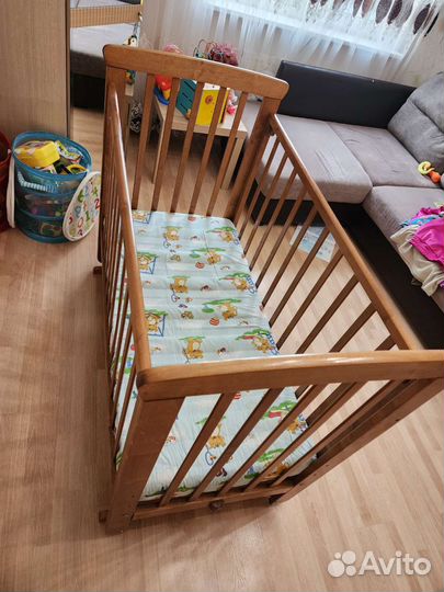 Детская кроватка с маятником
