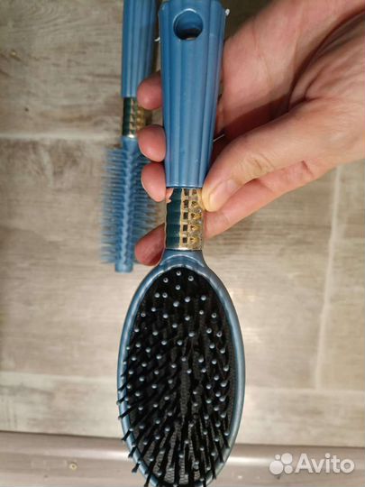 Набор расчесок и заколка времён СССР