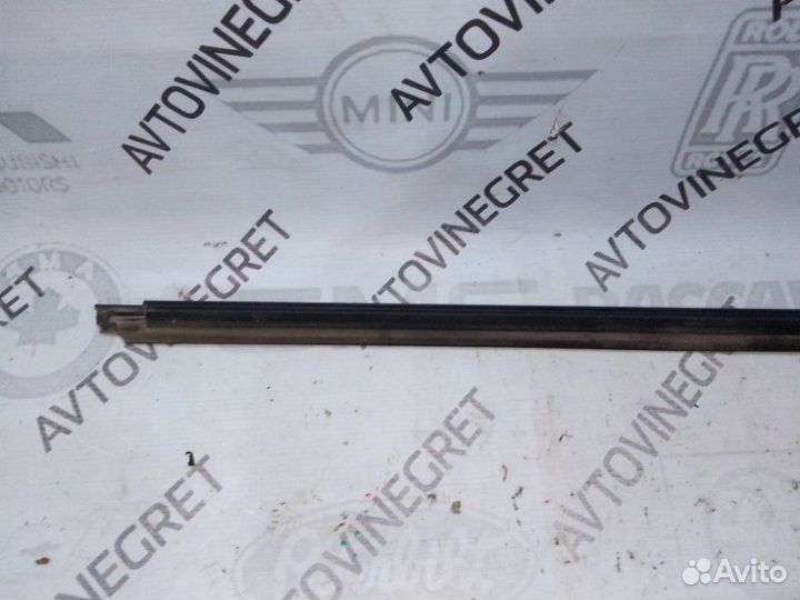 Уплотнитель стекла передний левый Kia Sportage 3