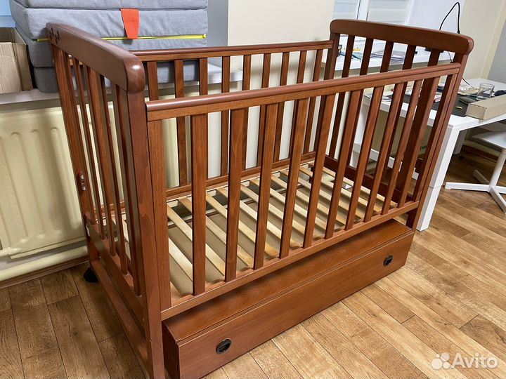 Детская кроватка с маятником и ящиком