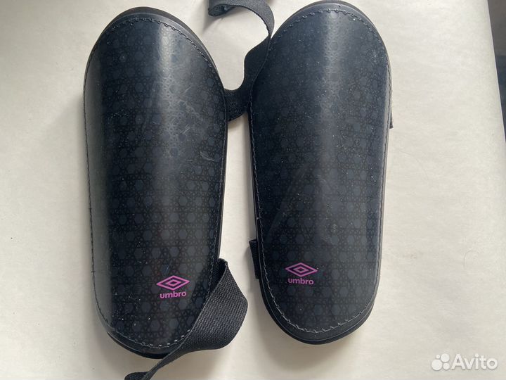 Щитки футбольные Umbro L