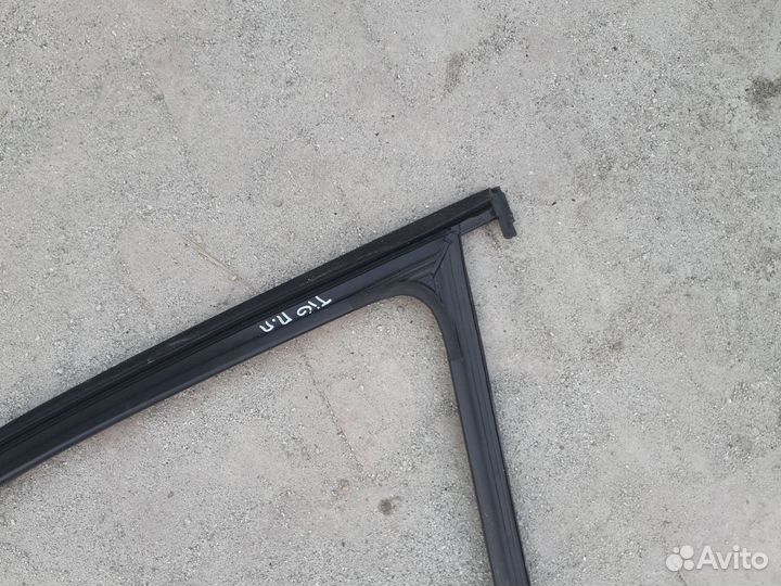 Уплотнитель стекла передний правый VW Tiguan