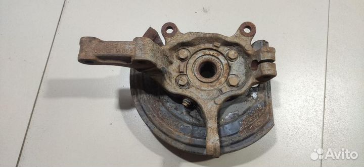 Кулак передний левый Nissan Qashqai+2 рест. 2010