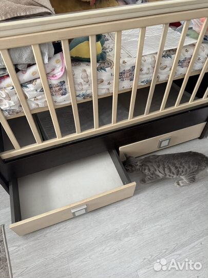 Детская кроватка с маятником и ящиком