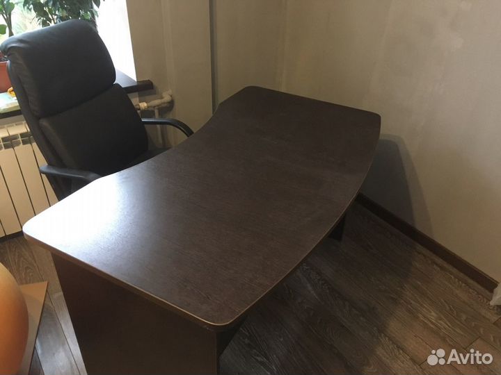 Стол руководителя фигурный Дуб + Кресло