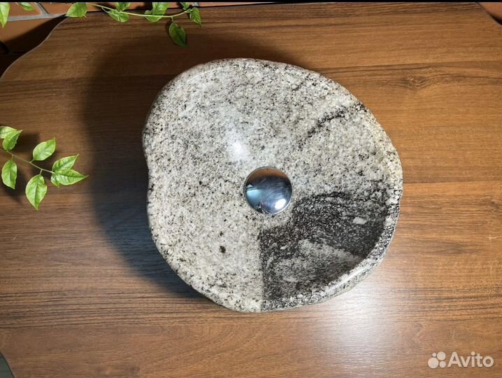 Раковина накладная из речного камня