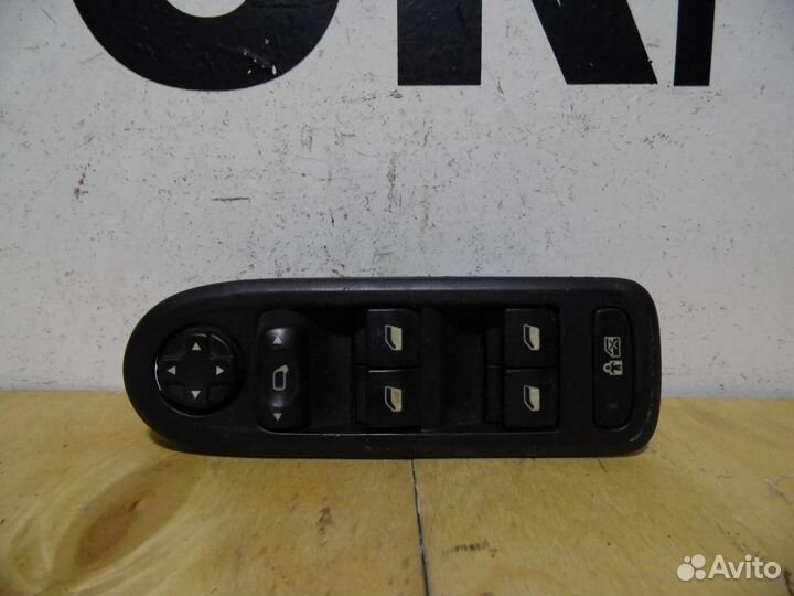 Кнопки стеклоподьемника водителя Пежо 308