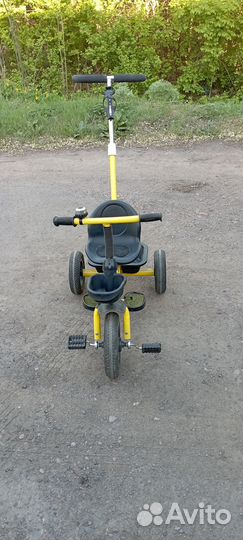 Детский трехколесный велосипед с ручкой