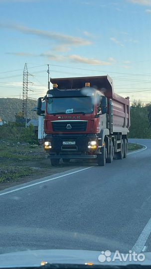 Водитель самосвала 8х4 Shacman, Sitrak