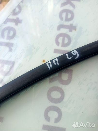 Уплотнительная резинка передняя правая MB Lancer 9