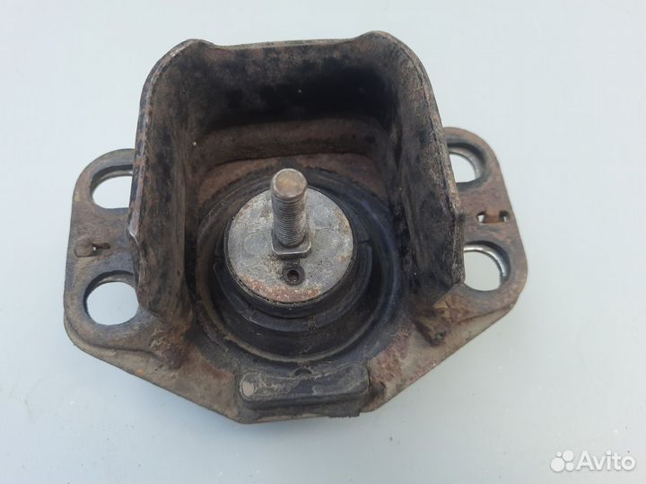 Опора двигателя правая Renault Clio 2 Symbol