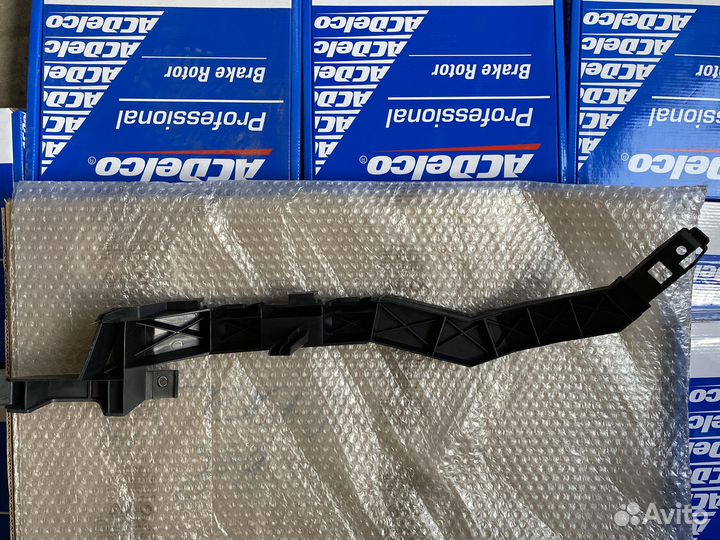 Кронштейн правый бампера переднего 13378449