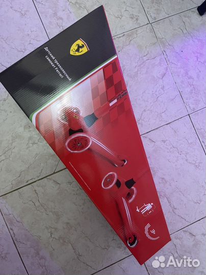 Самокат трехколесный новый Ferrari