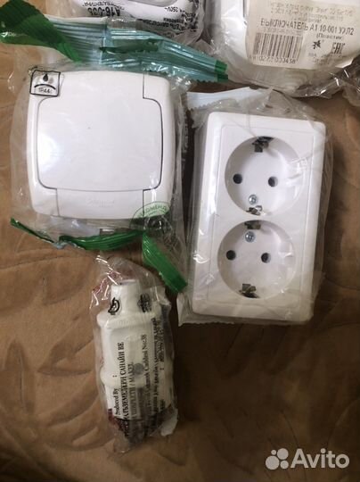 Розетки, выключатели двух и одно клавишные
