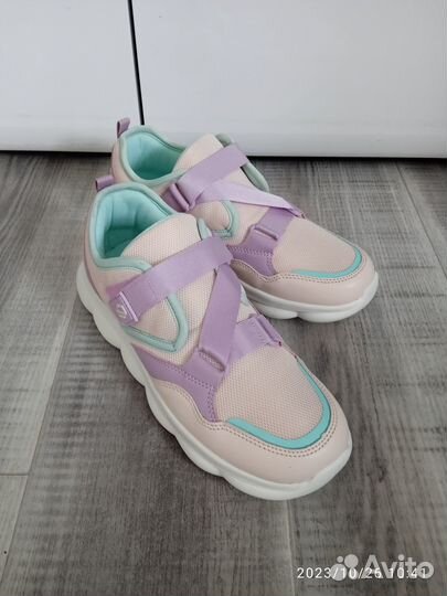 Кроссовки женские