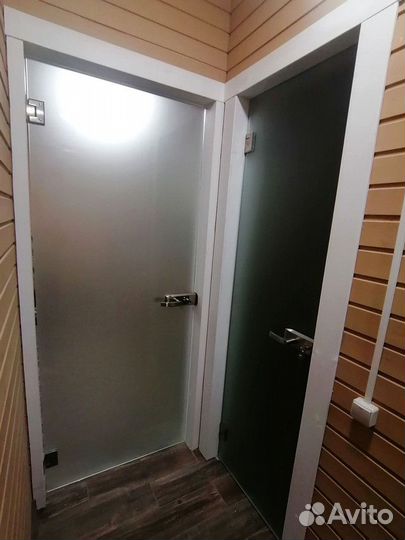 Распашные стеклянные двери