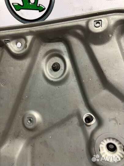 Щит стеклоподъёмника задний левый Skoda Octavia A5