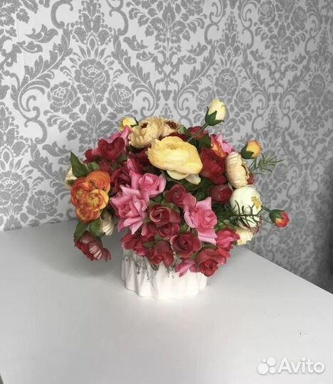 Искусственный букет в гипсовом кашпо