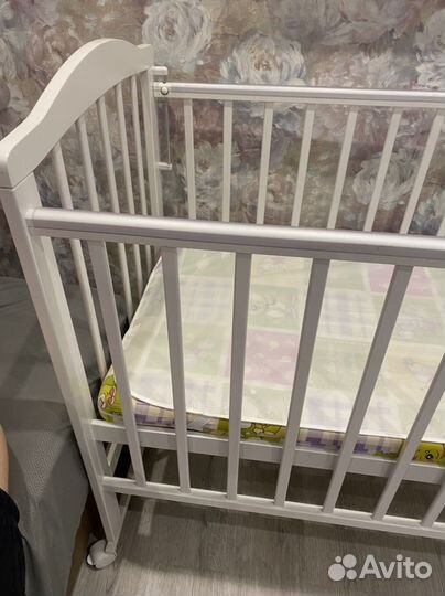 Кроватка детская с маятником и матрасом