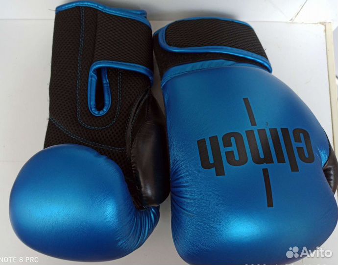 Боксерские перчатки и шлем
