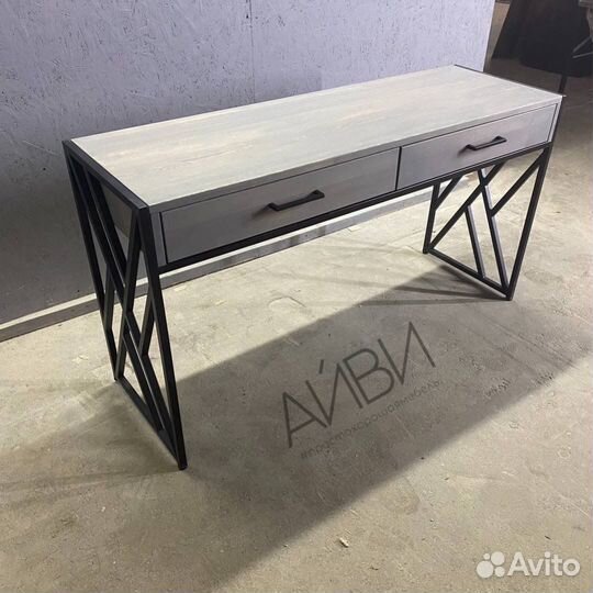 Письменный стол с ящиками