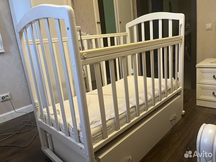 Детская кроватка с маятником и комодом