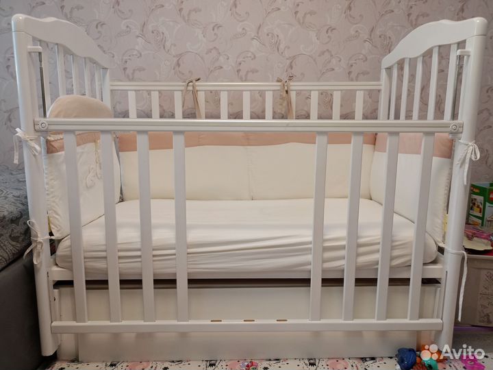 Детская кроватка с маятником