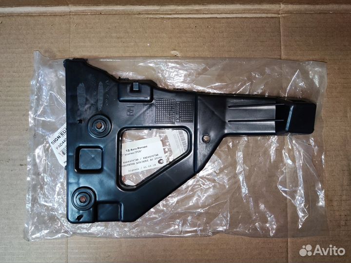 Кронштейн бампера переднего правый audi A6 05-11