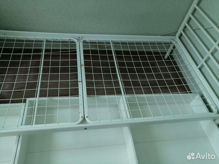 Кровать двухьярусная