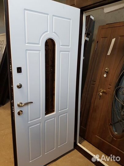 Дверь из стали с панелью мдф и зеркалом