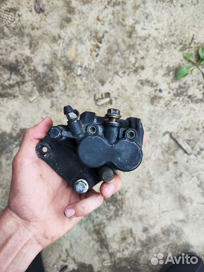 Тормозной двухпоршневой суппорт передний