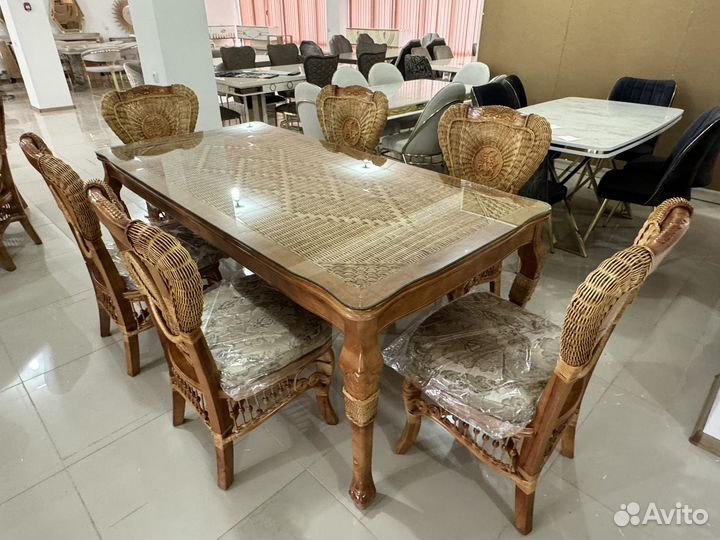 Стол и стулья из ротанга