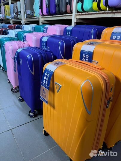 Чемодан дорожный на колесах