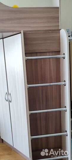 Детская кровать со столом и шкафом