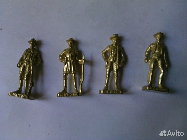 Игрушки из киндера Ландрин солдатики