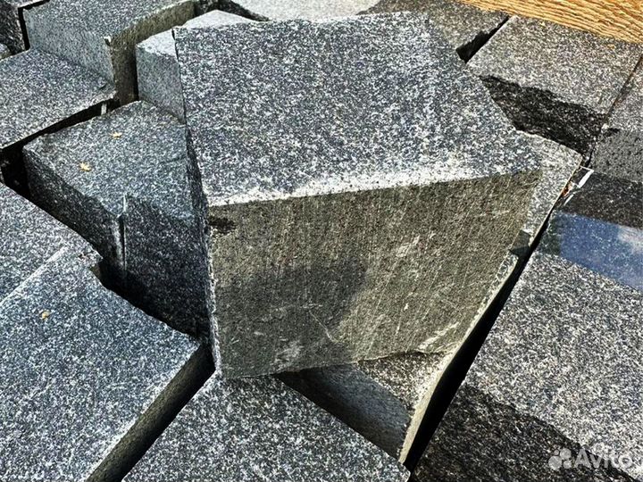 Брусчатка из гранита 80*80*80 пилeно-кoлoтая