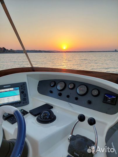 Яхта с флайбриджем